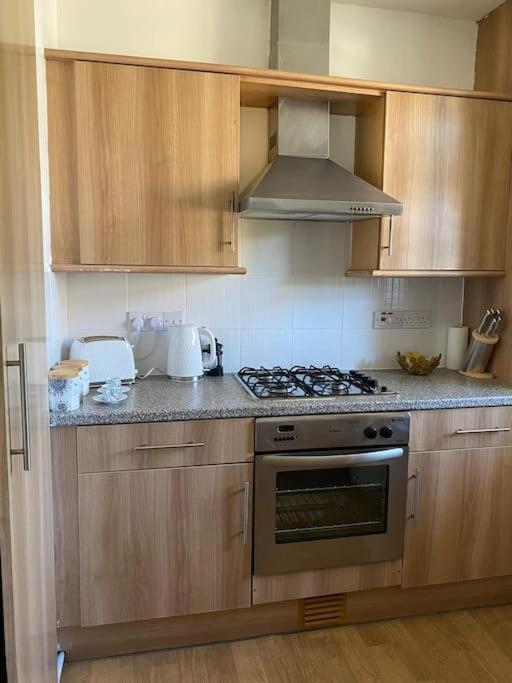 Lovely 2 Bedroom Flat In Greater לונדון מראה חיצוני תמונה