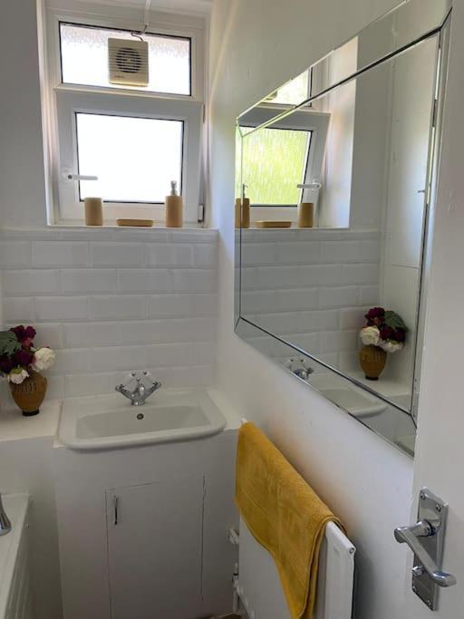 Lovely 2 Bedroom Flat In Greater לונדון מראה חיצוני תמונה