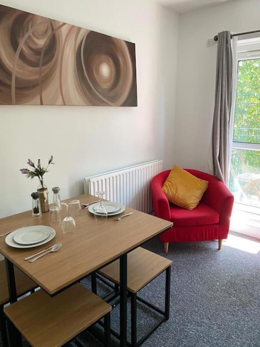 Lovely 2 Bedroom Flat In Greater לונדון מראה חיצוני תמונה