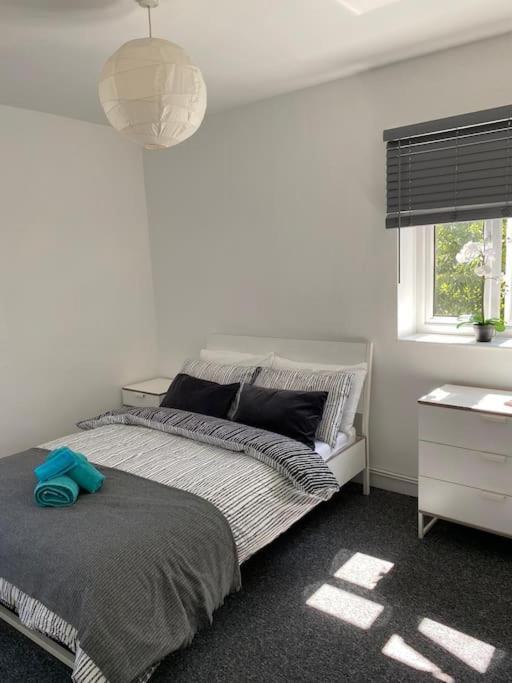 Lovely 2 Bedroom Flat In Greater לונדון מראה חיצוני תמונה