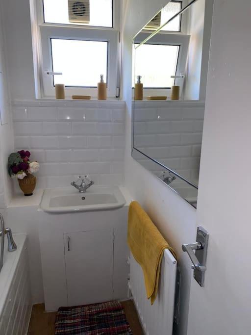 Lovely 2 Bedroom Flat In Greater לונדון מראה חיצוני תמונה